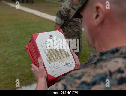U.S. Marine Corps Sgt. Maj. James Horr, Hauptfeldwebel der Marine Expeditionary Unit 26., liest während einer Zeremonie auf dem Basislager des Marine Corps Lejeune, North Carolina, am 3. Oktober 2022 einen Beförderungsbefehl vor. Beförderungszeremonien sind ein bedeutender Erfolg in der Karriere eines Dienstmitglieds und ein Beweis für ihr Engagement, ihre Beherrschung von Pflichten und Fähigkeiten sowie ihre Führungsfähigkeiten. Stockfoto