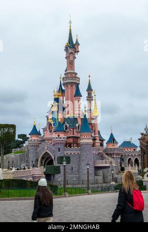 Disneyland Paris Castle, Dornröschenschloss. Fantasyland im Disneyland Park. Blonde Frauen mit rotem Rucksack im Disneyland Park. Stockfoto