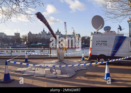 London, Großbritannien. 30. Januar 2023 Eine gigantische Nachbildung des Videospiels God of war wurde in den Bürgersteig der South Bank „eingebettet“, ein Werbespot von PlayStation 5 und Teil der „Live from PS5“-Kampagne. Stockfoto