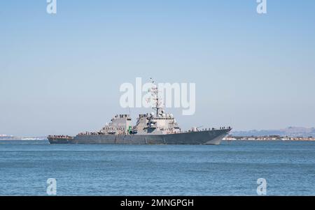 221003-N-LH674-1001 SAN FRANCISCO (3. Oktober 2022) Arleigh-Burke-Class-Guided-Missile Destroyer USS Fitzgerald (DDG 62) trifft zur Unterstützung der San Francisco Fleet Week (SFFW) 2022 in San Francisco ein. SFFW ist eine Gelegenheit für die amerikanische Öffentlichkeit, ihre Navy-, Marine Corps- und Küstenwacheteams zu treffen und Amerikas Seeservice zu erleben. Während der Flottenwoche nehmen Mitglieder des Dienstes an verschiedenen gemeinnützigen Veranstaltungen Teil, präsentieren der Gemeinde Fähigkeiten und Ausrüstung und genießen die Gastfreundschaft der Stadt und ihrer Umgebung. Stockfoto