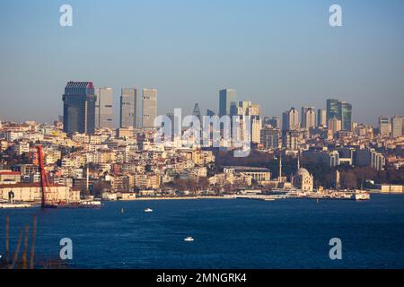 Stadtbild des Stadtteils Istanbul Beyoglu über den Bosporus und das Goldene Horn Stockfoto