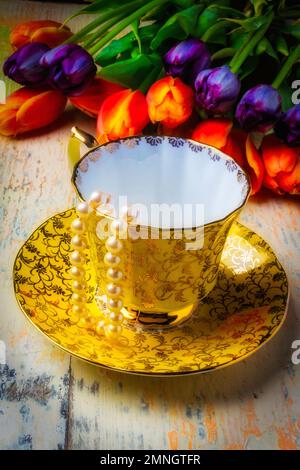 Teetasse Und Tulpen Stockfoto