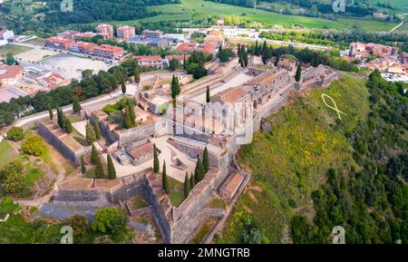 Draufsicht auf die mittelalterliche Burg von Hostalric. Spanien Stockfoto