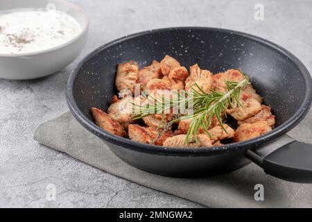 Griechische Gyros in einer Bratpfanne auf grauem Hintergrund Stockfoto