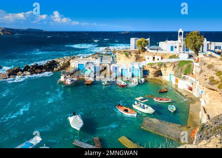 Blick auf das Fischerdorf Mandrakia auf der Insel Milos, Griechenland Stockfoto