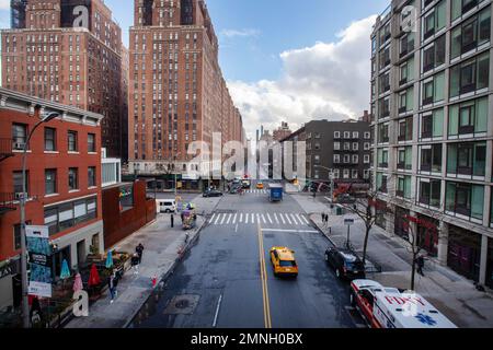 Die Kreuzung von 10. Avenue und W 23. Street, New York City, USA Stockfoto