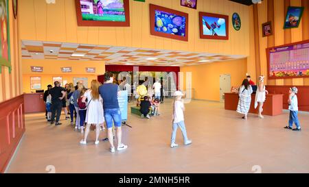 Warschau Polen. 5. Juni 2022 Souvenir-Boutique im überdachten Freizeitpark Majaland Warschau. Stockfoto