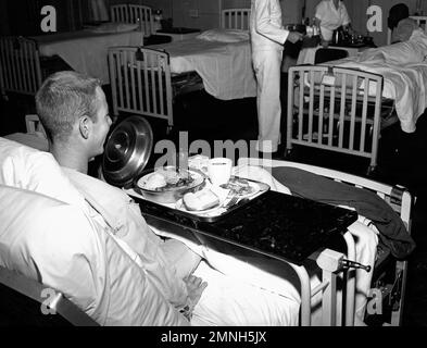 Marinekrankenhaus Portsmouth, New Hampshire. Service für Bankettringe. Krankenhauspatient sieht sich seine Mahlzeit an ca. 1945-1965 Stockfoto