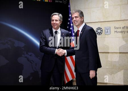 Jerusalem, Israel. 30. Januar 2023. Jerusalem. 30. Januar 2023. Der israelische Außenminister Eli Cohen (R) schüttelt den USA die Hand Außenministerin Antony Blinken anlässlich ihres Treffens in Jerusalem am 30. Januar 2023. USA Außenminister Antony Blinken besuchte Israel am Montag und forderte Israelis und Palästinenser auf, die Spannungen zu beruhigen, und bekräftigte Washingtons "unwiderlegtes" Engagement für die Sicherheit Israels. Kredit: Gil Cohen Magen/Xinhua/Alamy Live News Kredit: Xinhua/Alamy Live News Stockfoto