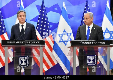 Jerusalem, Israel. 30. Januar 2023. (230130) -- JERUSALEM, 30. Januar 2023 (Xinhua) -- israelischer Premierminister Benjamin Netanjahu (R) und USA Außenminister Antony Blinken nimmt am 30. Januar 2023 an einer Pressekonferenz in Jerusalem Teil. USA Außenminister Antony Blinken besuchte Israel am Montag und forderte Israelis und Palästinenser auf, die Spannungen zu beruhigen, und bekräftigte Washingtons "unwiderlegtes" Engagement für die Sicherheit Israels. (Yoav Ari Dudkevitch/JINI via Xinhua) Kredit: Xinhua/Alamy Live News Stockfoto