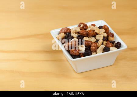 Gesunde und leckere Snack; Mischung aus Erdnüssen, Rosinen und Erdnüssen mit Honig bedeckt. Stockfoto