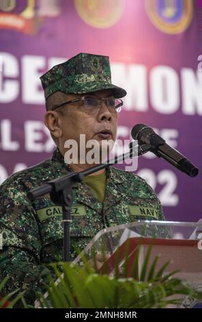 Philippinische Marine Corps Brig. General Raul Caldez, Übungsleiter, spricht bei der Eröffnungszeremonie für KAMANDAG 6, Fort Bonifacio, Philippinen, 3. Oktober 2022. KAMANDAG ist eine jährliche bilaterale Übung zwischen den Streitkräften der Philippinen und dem US-Militär, die darauf ausgerichtet ist, Interoperabilität, Fähigkeiten, Vertrauen und Zusammenarbeit zu stärken, die über Jahrzehnte gemeinsamer Erfahrungen aufgebaut wurde. Stockfoto