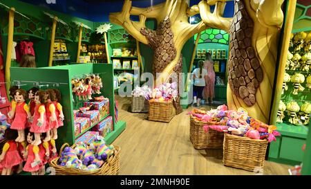 Warschau Polen. 5. Juni 2022 Souvenir-Boutique im überdachten Freizeitpark Majaland Warschau. Stockfoto