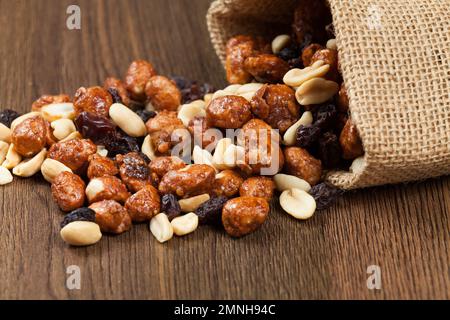 Gesunde und leckere Snack; Mischung aus Erdnüssen, Rosinen und Erdnüssen mit Honig bedeckt. Stockfoto