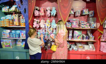 Warschau Polen. 5. Juni 2022 Souvenir-Boutique im überdachten Freizeitpark Majaland Warschau. Stockfoto