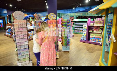 Warschau Polen. 5. Juni 2022 Souvenir-Boutique im überdachten Freizeitpark Majaland Warschau. Stockfoto