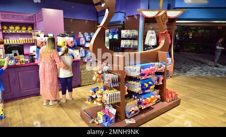 Warschau Polen. 5. Juni 2022 Souvenir-Boutique im überdachten Freizeitpark Majaland Warschau. Stockfoto