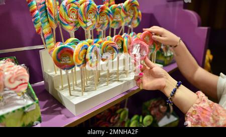 Warschau Polen. 5. Juni 2022 Souvenir-Boutique im überdachten Freizeitpark Majaland Warschau. Stockfoto