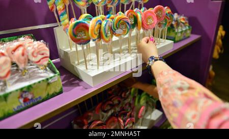 Warschau Polen. 5. Juni 2022 Souvenir-Boutique im überdachten Freizeitpark Majaland Warschau. Stockfoto