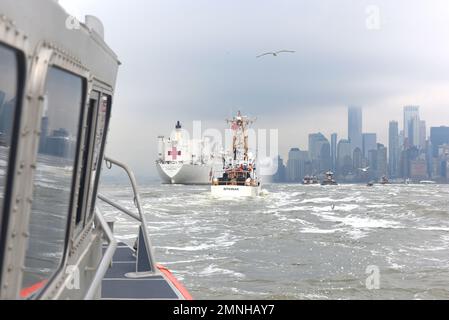 Die Küstenwache und die New Yorker Polizei und die New Yorker Feuerwehr begleiten die USNS Comfort am 30. März 2020 in den Hafen von New York. Stockfoto