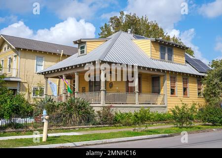NEW ORLEANS, LA, USA - 30. JANUAR 2023: Blick auf den historischen Bungalow an der Ecke Freret Street und Burdette Street im Viertel Carrollton Stockfoto