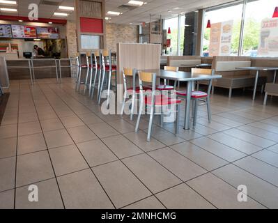 Johnson City, Tennessee, Usa 2022-05-08 Speisesaal eines Fast-Food-Restaurants. Stockfoto