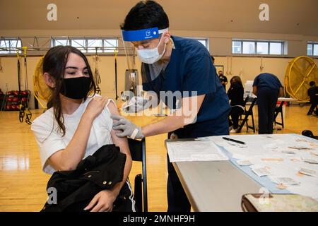 YOKOSUKA, Japan (20. Mai 2021) – Ein 13-jähriger Student der Yokosuka Middle School, erhält den Pfizer COVID-19-Impfstoff vom Hospitalman Keanu Baez, der den USA zugewiesen wurde Marinekrankenhaus Yokosuka, während einer Impfstoffverteilung ca. 2020 Stockfoto