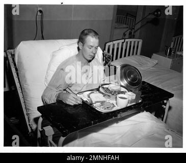 Marinekrankenhaus Portsmouth, New Hampshire. Service für Bankettringe. Krankenhauspatient öffnet ein Tablett mit Nahrung ca. 1940er oder 1950er Stockfoto