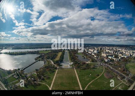 Blick auf den Westen von einem Aussichtsfenster im Washington Monument in Washington, D.C., am 16. November, 2022. Die Kriegsdenkmäler, der reflektierende Pool und das Lincoln Memorial sind in die richtige Richtung zu sehen. Stockfoto