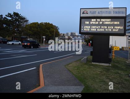 YOKOSUKA, Japan (26. März 2020) der Befehlshaber, Fleet Activities Yokosuka (CFAY) zeigt Verfahren an, die zur Verhinderung der Ausbreitung des Coronavirus Ca. 2020 Stockfoto