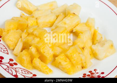 Ananas - Ananas Comosus; Teller Mit Leckerer Gehackter Ananas. Stockfoto