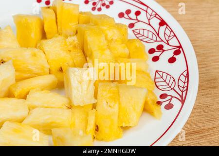 Ananas - Ananas Comosus; Teller Mit Leckerer Gehackter Ananas. Stockfoto