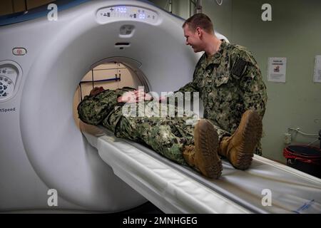 Ein Sanitäter der Klasse 3. des Krankenhauses demonstriert die korrekte Positionierung eines Patienten während einer radiologischen Demonstration an Bord des Krankenhausschiffs USNS Comfort (T-AH 20) ca. 2020 Stockfoto