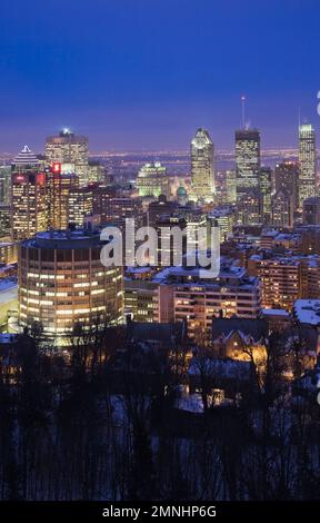 Die Skyline von Montreal wird im Winter in der Abenddämmerung vom Mount Royal Lookout, Quebec, Kanada, beleuchtet. Stockfoto