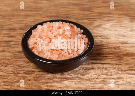 Salz; rosafarbene salzkristalle des himalaya, Foto auf Holzhintergrund. Stockfoto