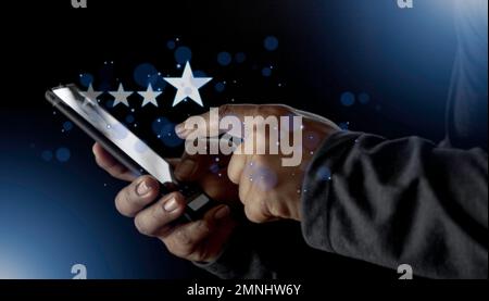 Nahaufnahme der Kundenzufriedenheit, wie ein Mann Hand auf den Bildschirm drückt, auf das Symbol für fünf-Sterne-Bewertungen und drückt Level Excellent Rank, um die beste Bewertung zu erzielen Stockfoto