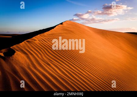 Sanddünen und Sonnenuntergang in Maspalomas Gran Canaria, Spanien. Stockfoto