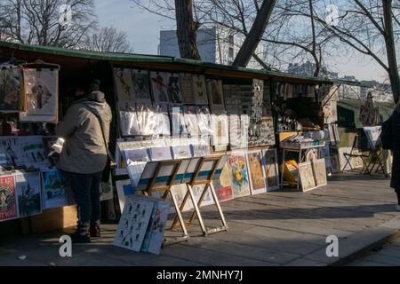 Die Bookseller-Stände entlang der seine in Frankreich sind eine renommierte Institution in Paris. Paris Antiquitätenstände mit Farben, Büchern und Spielzeug. Morgen Früh. Stockfoto