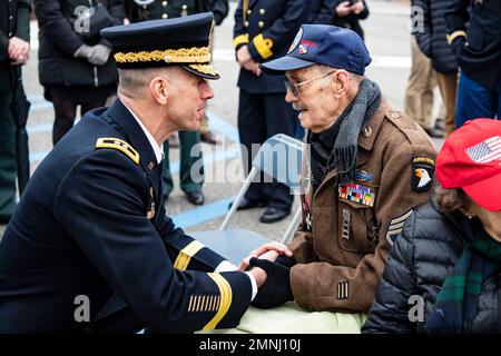 25. Januar 2023 - Arlington, Virginia, USA - Generalmajor Allan M. Pepin (links), kommandierender General, Joint Task Force ''“ National Capital Region und die USA Militärbezirk von Washington, spricht mit Darrell Bush (rechts), 98, einem ehemaligen US-amerikanischen Army Staff Sergeant und Veteran der Ardennenschlacht im 2. Weltkrieg, auf dem Arlington National Cemetery, Arlington, Virginia, Januar. 25, 2023. Bush war bei ANC, um eine Kranzlege-Zeremonie beim Monument „Ardennenschlacht“ zu sehen, die dem Ende der Ardenschlacht an diesem Tag im Jahr 1945 gedenkt. (Kreditbild: © USA Army/ZUMA Press Wire Service/ZUMAPRESS.com Stockfoto