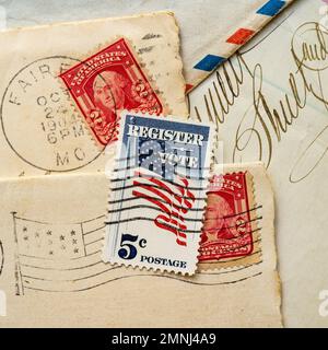 Alte Briefumschläge mit Briefmarken Stockfoto