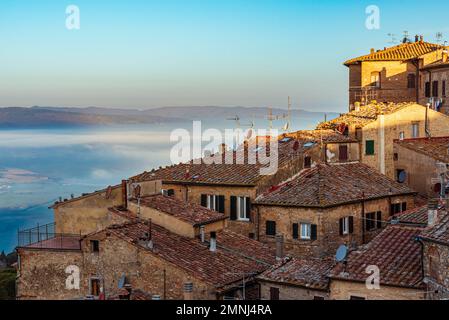 Blick über die Ziegeldächer und Steinhäuser der Hügelstadt Volterra, Toskana, Italien Stockfoto