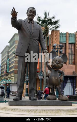 Walt Disney und Mickey Mouse Statue im Disneyland Paris Park. Walt Disney Studio, zarte und emotionale Statue von Walt Disney. Herr Walter Elias Disney. Stockfoto