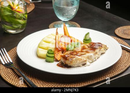 Schweinerippchen mit gegrilltem Gemüse und Kartoffelpüree Stockfoto