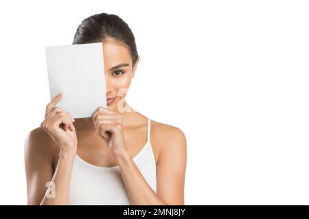 Porträt einer Frau, die Papier vor dem Gesicht hält Stockfoto