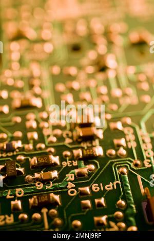 Nahaufnahme einer grün-goldenen Computerplatine. Stockfoto
