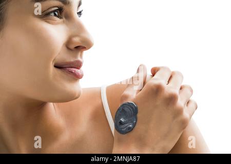 Porträt einer jungen Frau mit Tonmaske Stockfoto