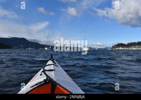 Ein Kajakausblick auf Segelboote, die in Brentwood Bay vor Vancouver Island, British Columbia, vor Anker liegen Stockfoto