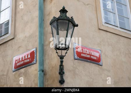 Ecke mit Straßenschildern und Lampe, Prager Burg, Prag, Tschechische Republik Stockfoto