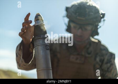 Eine US-Marine mit 3D Littoral Combat Team, 3D Marine Littoral Regiment, 3D Marine Division, feuert während eines Live-Feuers auf der Marine Corps Base Hawaii, 3. Oktober 2022, einen 60mm Mörser. Das Training ermöglicht Infanteriefirmen und der mittleren Raketenbatterie mit 3D LCT, Manövrierfähigkeiten zu üben und Expeditions-fortgeschrittene Basisoperationen durchzuführen, während sie in den 3D MLR integriert sind. Stockfoto