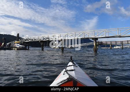 Kajakaussicht zwischen den Docks in Brentwood Bay, vor Vancouver Island, British Columbia Stockfoto